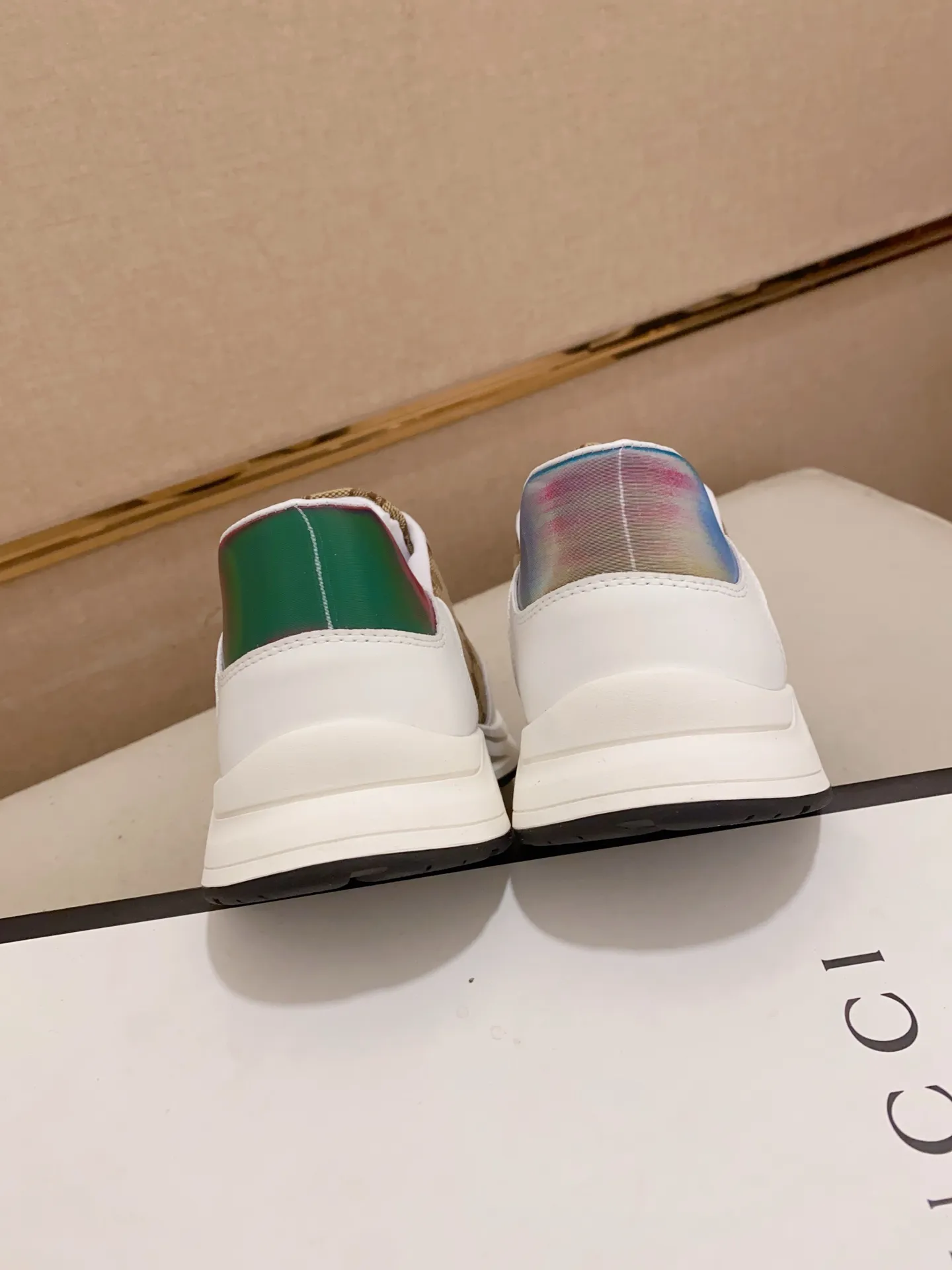 Men's shoes💰 420💰The new GUCCI (Gucci) counters are launched simultaneously. The new men's shoes, 😘fabrics are selected from imported cowhide, and the lining is sheepskin lining. 👍🏿 High-end ☄️ air-cushion molded anti-slip rubber outsole, exquisite lines, simple and elegant, comfortable and high-end for leisure travel. Code number: 38 to 44 (45 can be customized and cannot be returned or exchanged)